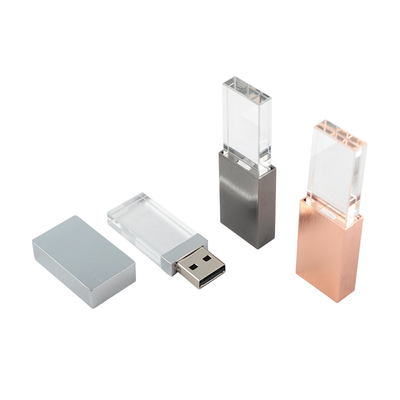 USB de cristal en el interior con luz LED. La luz LED brilla cuando está en funcionamiento.
