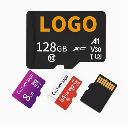 Una tarjeta de memoria negra con memoria completa y capacidad de 64 GB