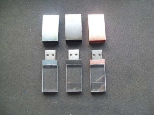 USB de cristal en el interior con luz LED. La luz LED brilla cuando está en funcionamiento.