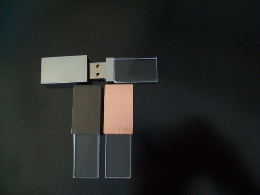 USB de cristal en el interior con luz LED. La luz LED brilla cuando está en funcionamiento.