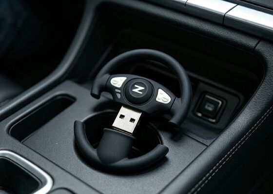 Abra el molde mediante memorias USB personalizadas mediante memoria USB en forma de volante de coche