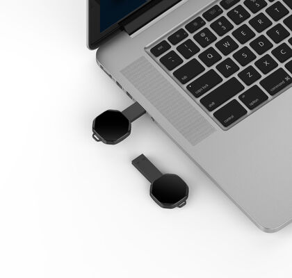 Memoria USB de luz LED capaz de operar a menos 50 a más 80 grados Celsius ideal para el manejo de datos de temperaturas extremas