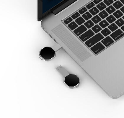 Memoria USB de luz LED capaz de operar a menos 50 a más 80 grados Celsius ideal para el manejo de datos de temperaturas extremas
