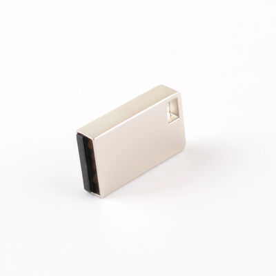 Una unidad flash USB de grado MINI de metal con superficie mate y un ángulo de lente de gran angular de 120 grados que garantizan la protección de datos