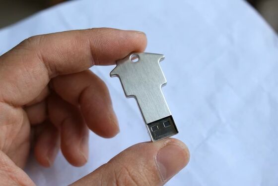 Pearl Chain Metal USB Flash Drive Dispositivo de almacenamiento compacto de plata Temperatura de funcionamiento de menos 50 a más 80 grados Ideal para negocios