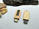 LOGOTIPO de madera de la grabación en relieve y de la impresión del color del caso del arce de madera de la unidad USB del estilo del enchufe