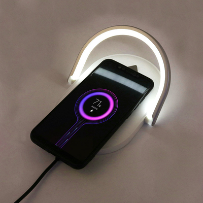 Reloj 3 de IPhone Airpods Apple en un cargador inalámbrico 15W con la luz del LED