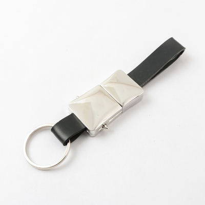 Memoria completa clasificada Una memoria USB de cuero con fecha de carga disponible