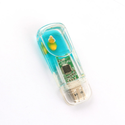 USB de plástico en el interior Coloca un disco flash de USB líquido en el interior