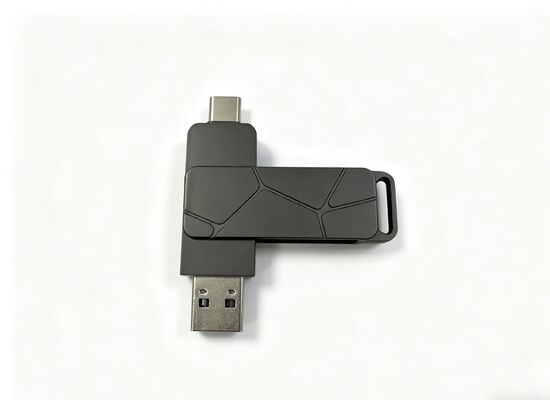 El tipo C USB del logotipo del laser del cuerpo negro del arma puede poner el llavero o el acollador y el llavero