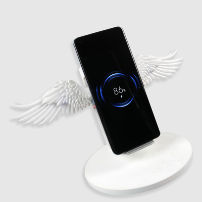 El teléfono plástico lindo se va volando el cargador inalámbrico 5V 1.67A con la luz del LED