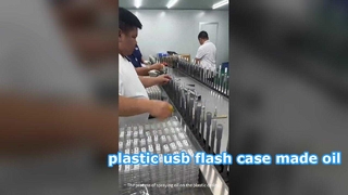 Proceso de rociar aceite sobre la carcasa de plástico.